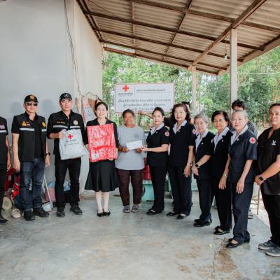เหล่ากาชาดจังหวัดกาญจนบุรี พร้อมด้วยนายอำเภอท่าม่วง นายฯสรายุธ จีนาภักดิ์  พื้นที่ตรวจเยี่ยมให้กำลังใจ และมอบเครื่องอุปโภค - บริโภค ให้แก่ผู้ประสบวาตภัย ผู้สูงอายุ และผู้ประสบปัญหาทางสังคม จำนวน 5 ราย